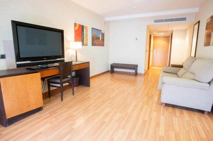 sofa y television, habitacion familiar hotel MD Calabahia