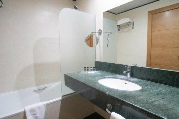 cuarto de baño habitacion triple hotel MD Calabahia