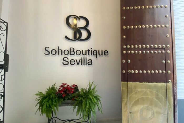 SB Sevilla, puerta principal.