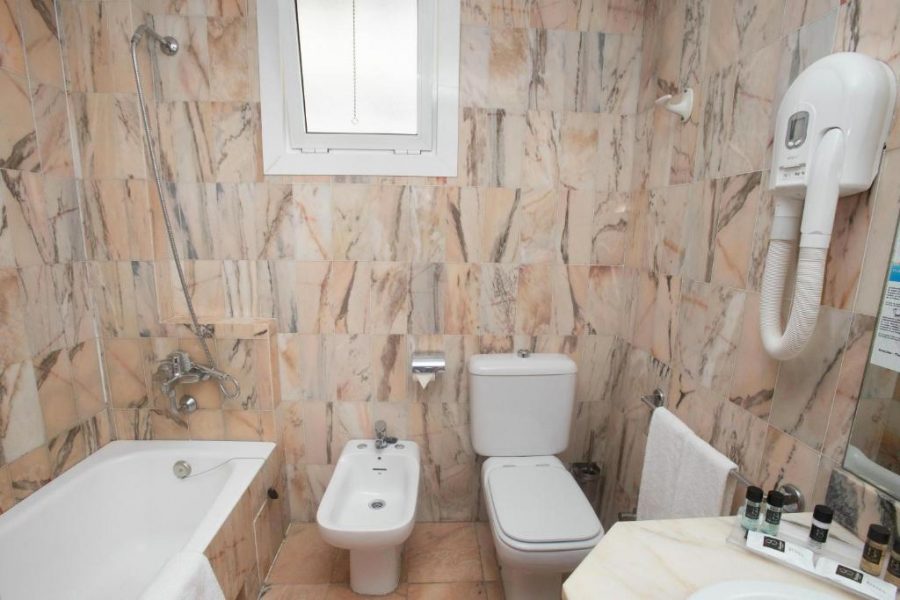 cuarto de baño, habitacion doble con vistas al mar