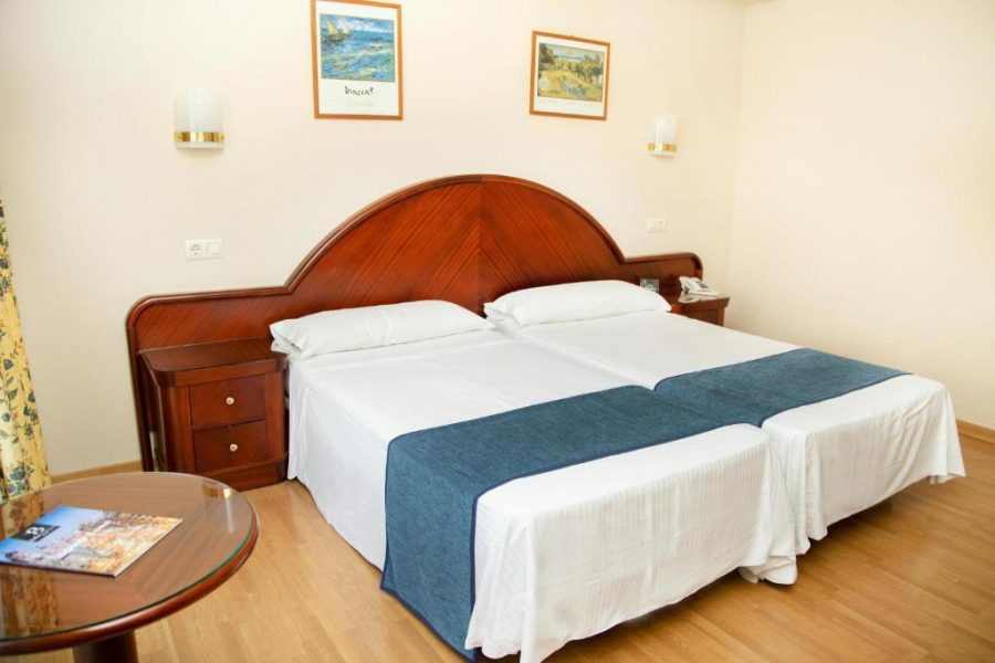doble cama individual, habitacion doble con vistas al mar